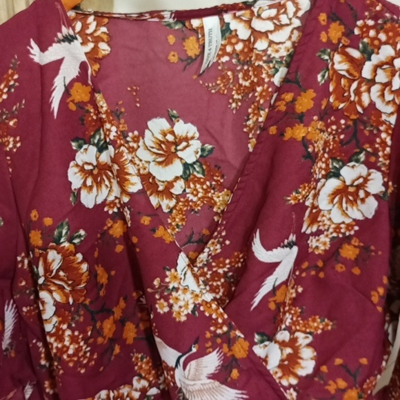Live 4 Truth Floral Print Faux Wrap Blouse Small - Picture 3 of 6